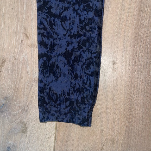 ATHLETA Elation Textured Tight, Frosted Floral Blue XS - Picture 3 of 6